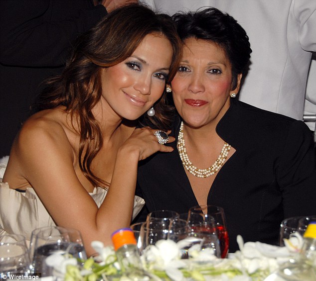 Foto van Jennifer Lopez  & haar Moeder  Guadalupe López