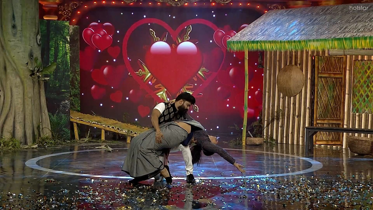 Shweta Menon Sizzling Navel show in Saree-Comedy Stars.mkv_snapshot_02.31.668