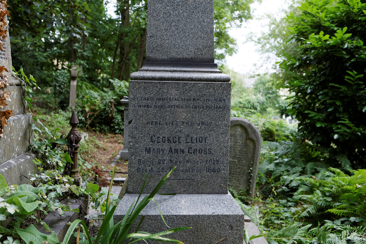 2560px-Highgate-Cemetery-East-George-Eliot-02
