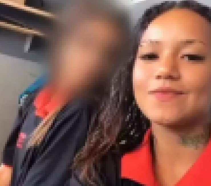 Gabriela com a irmã em foto publicada no Facebook. (Foto: Redes sociais)