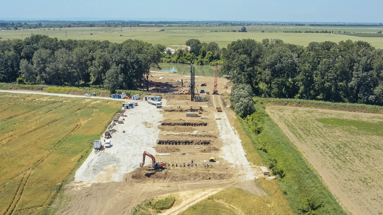 6DC4F2BD-4D26-47AD-BFBF-0F86CA045C93