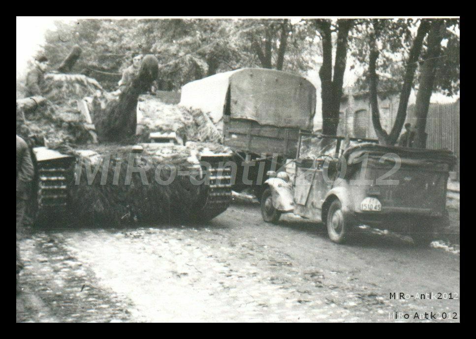 getarnten -Panzer a.d.Straße laut Rückseite