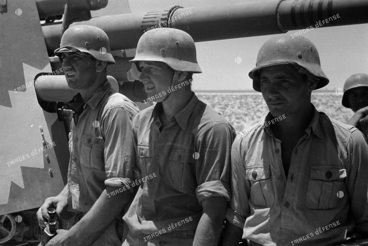 Un canon de 8,8 cm FlaK tire en position, attelée à son avant-train.8