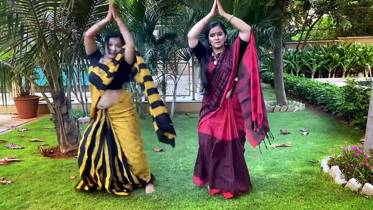 Malayali Homely Aunties Big Ass,Boobs and Navel while dancing.mkv_snapshot_05.31.432
