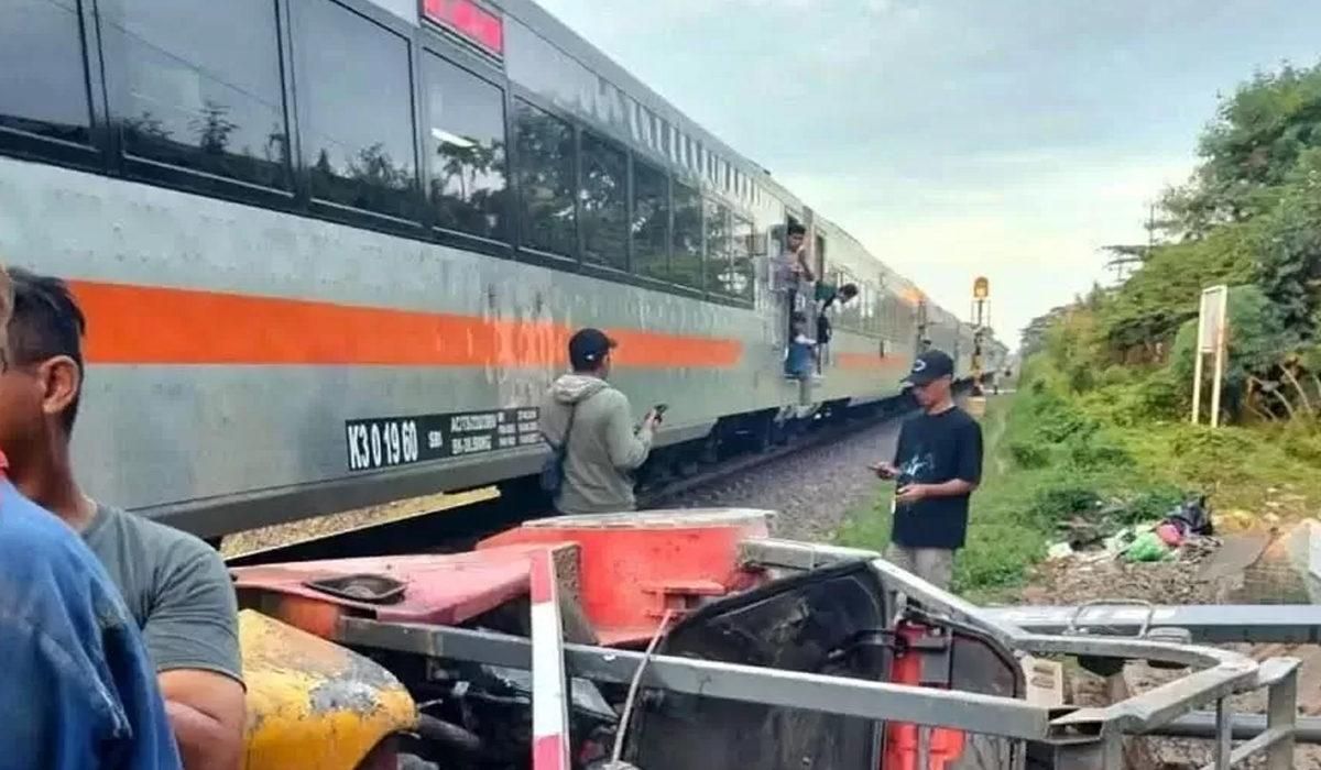 Mencekam! Detik-Detik Kereta Api Hantam Forklift di Surabaya Terekam Kamera!
