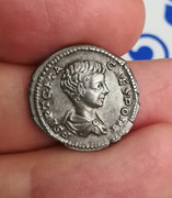 Denario de Geta. PRINC IVVENTVTIS. Geta y trofeo. Roma Geta-A