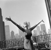 Julie-Newmar-mb91