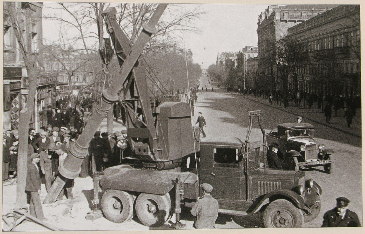 Camions grue de depannage sovietiques Z-Montage-d-un-m-t-cat-naire-pour-une-nouvelle-ligne-de-trolleybus-au-moyen-d-une-grue-mont-e-sur-cam