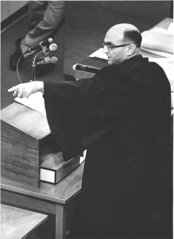 El fiscal Gideon Hausner, de pie, durante el proceso de Adolf Eichmann