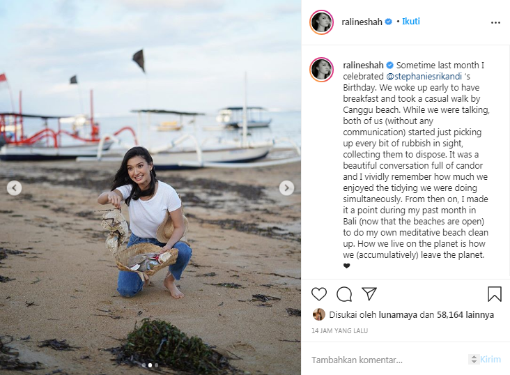 Raline Shah memungut sampah di pinggir pantai