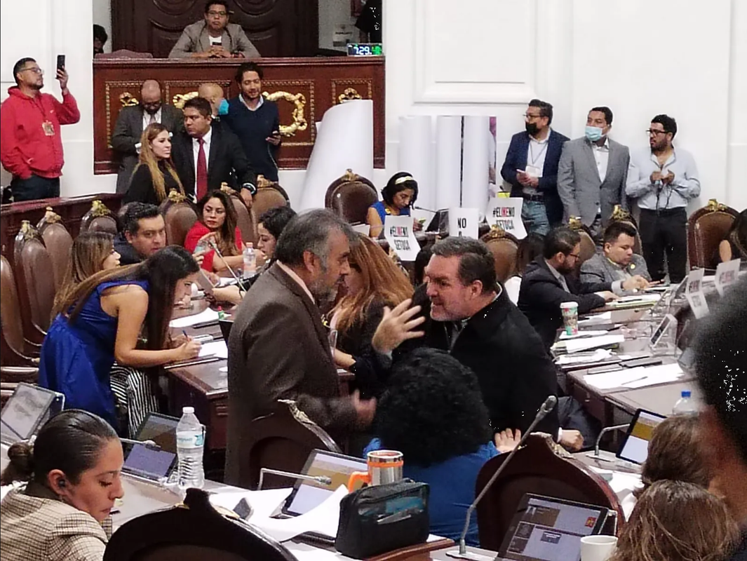 Baja Morena CDMX reforma reeleccionista; “nadie me jaló las orejas”, dice diputado proponente