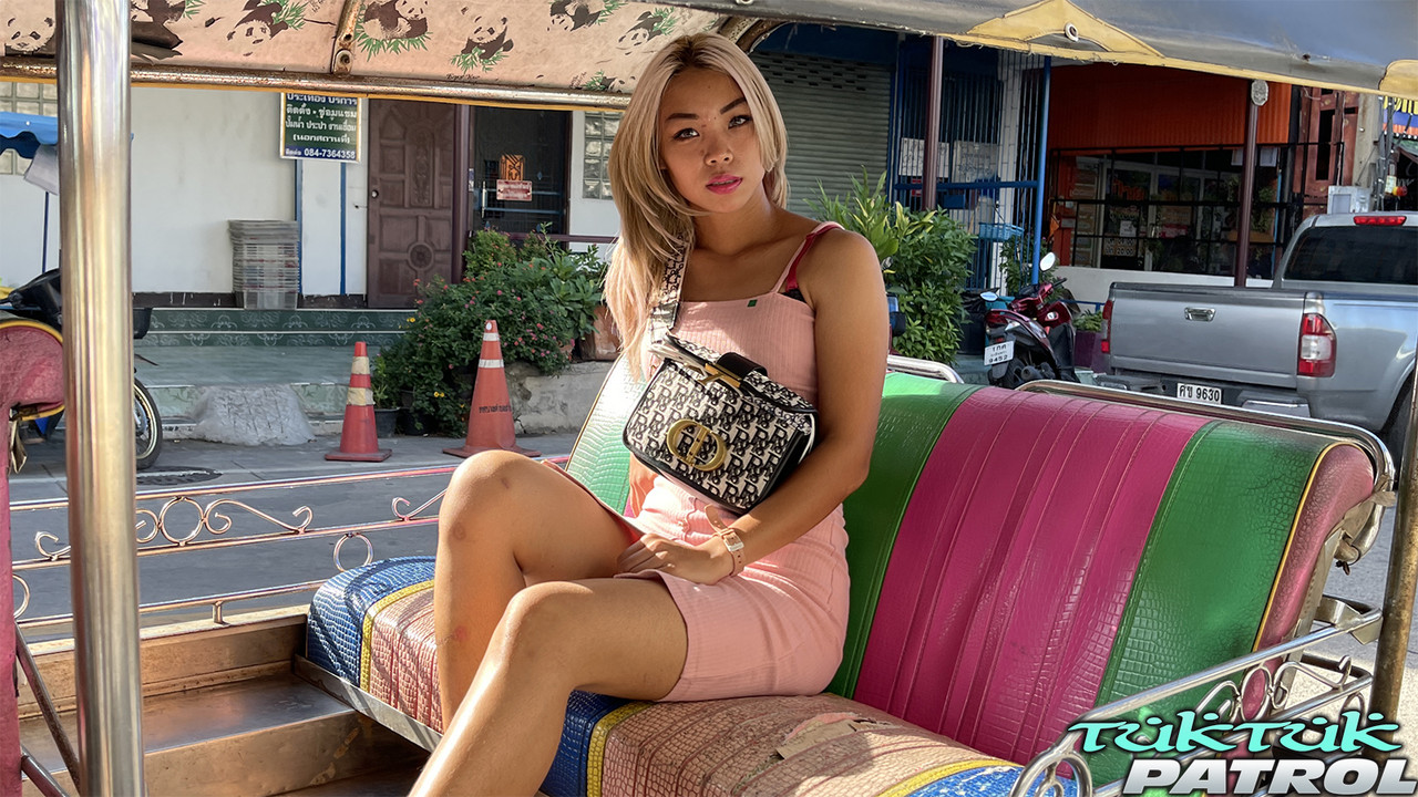 Lexi-01-Hot-blonde-Asian-in-back-seat