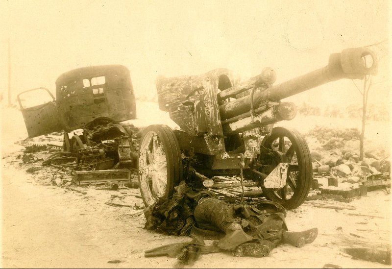 Подбитое в районе г. Кольно 105-мм немецкое орудие.