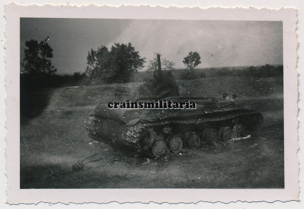 Orig. Foto zerstörte russische Panzer KW1 KWI Beute Tank in Russ