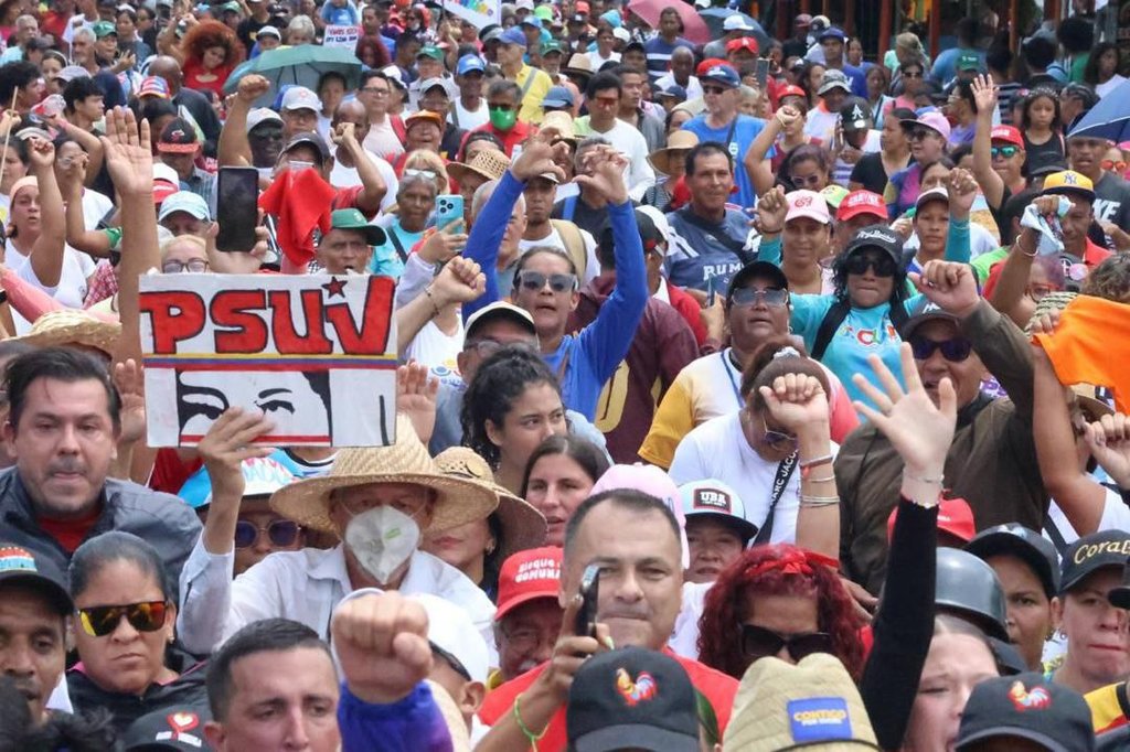 Simpatizantes del chavismo celebraron en las calles de Venezuela a dos meses de la victoria de Maduro GYm-B6-Gh-Wo-AAUui-Y-7