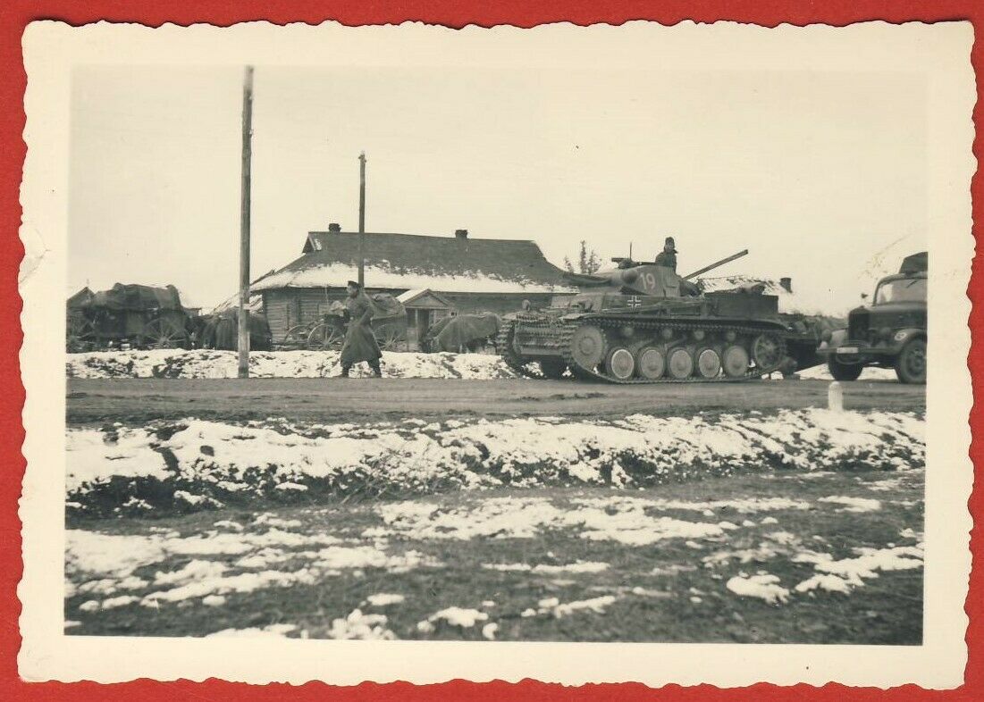 Foto Deutscher Panzer Beute mit Kennung 19 Baltenkreuz Rußland Feldzug