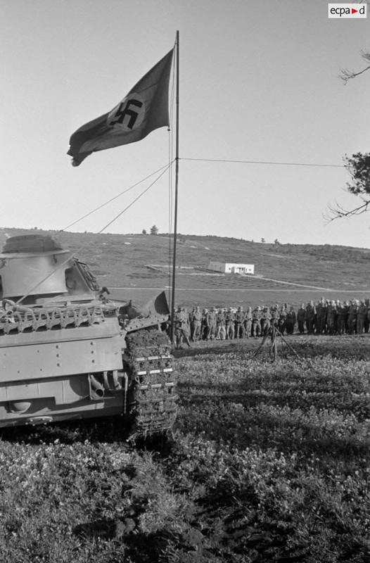 Les chars Panzer III démarrent puis quittent le lieu de la cérémonie militaire (13)