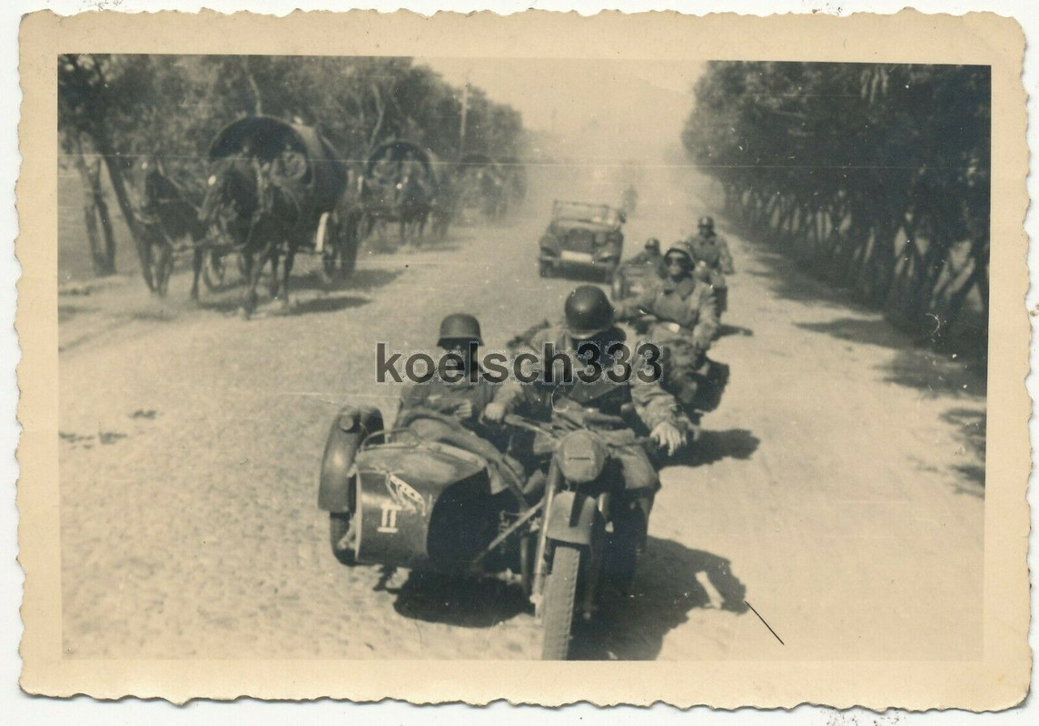 Foto Kradschützen PKW´s und Gefechtswagen der Wehrmacht auf Vormarsch im Osten !