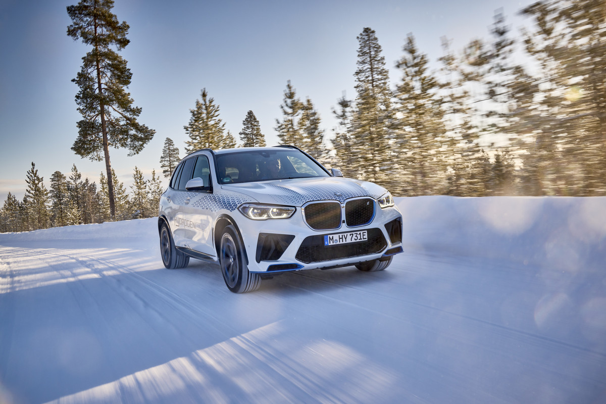 P90453421_highRes_bmw-ix5-hydrogen-win