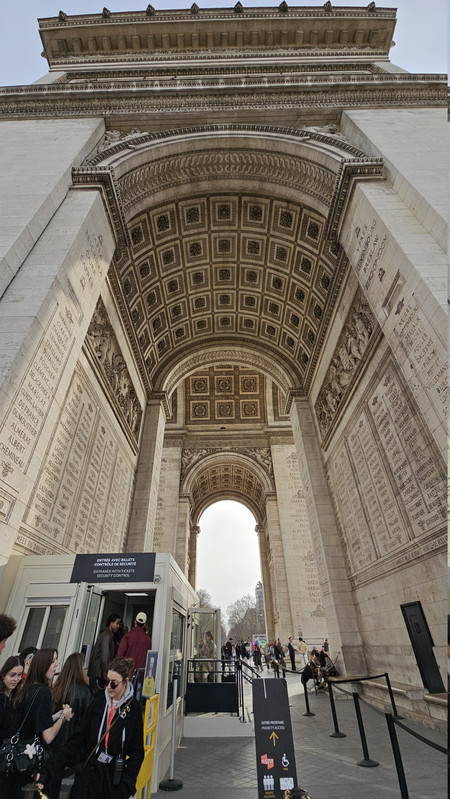 凱旋門下方,旁邊是登頂的售票處+安檢