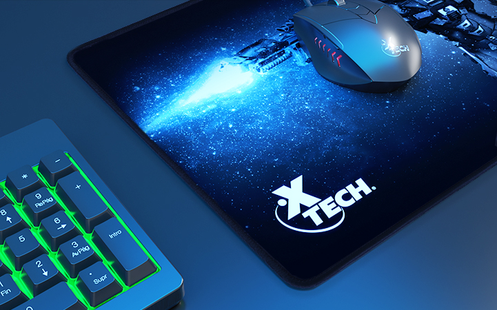 Mouse Pad Gaming Xtech Stratega Black visto en un escritorio con teclado y mouse.