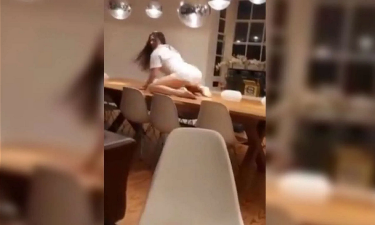 Mujer realiza un sexy baile sobre una mesa y termina en un estrepitoso accidente (Video)