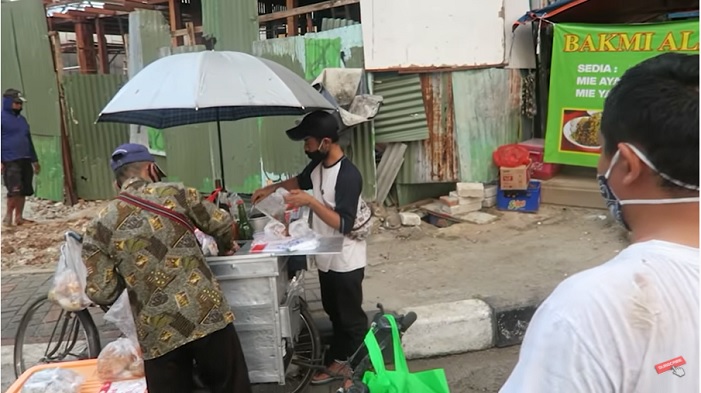 Bakso Malang Mas Ipul yang dijajakan dengan gerobak sepeda ontel.