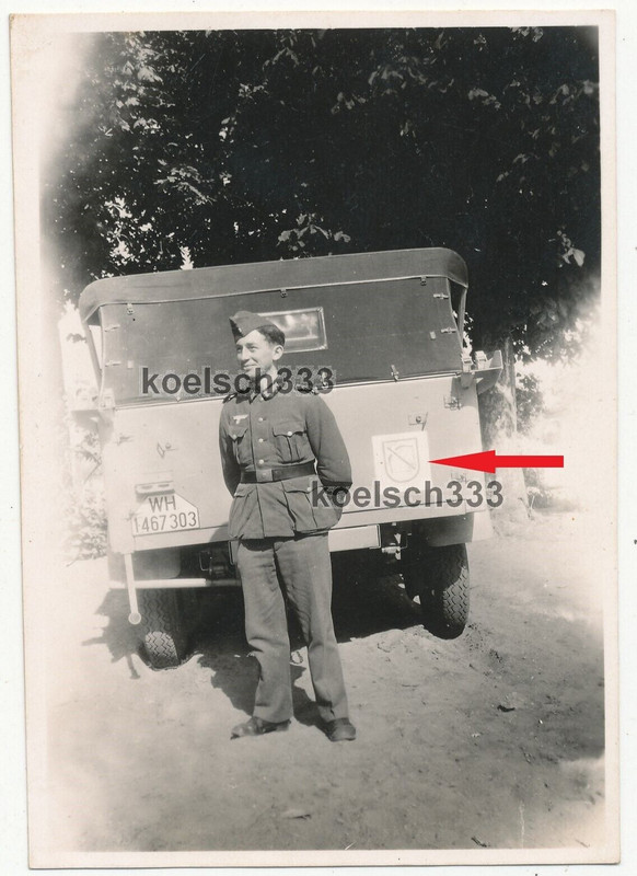 Foto Soldaten der Wehrmacht am PKW mit Kennung der 50. ID in Küstrin Polen 1943