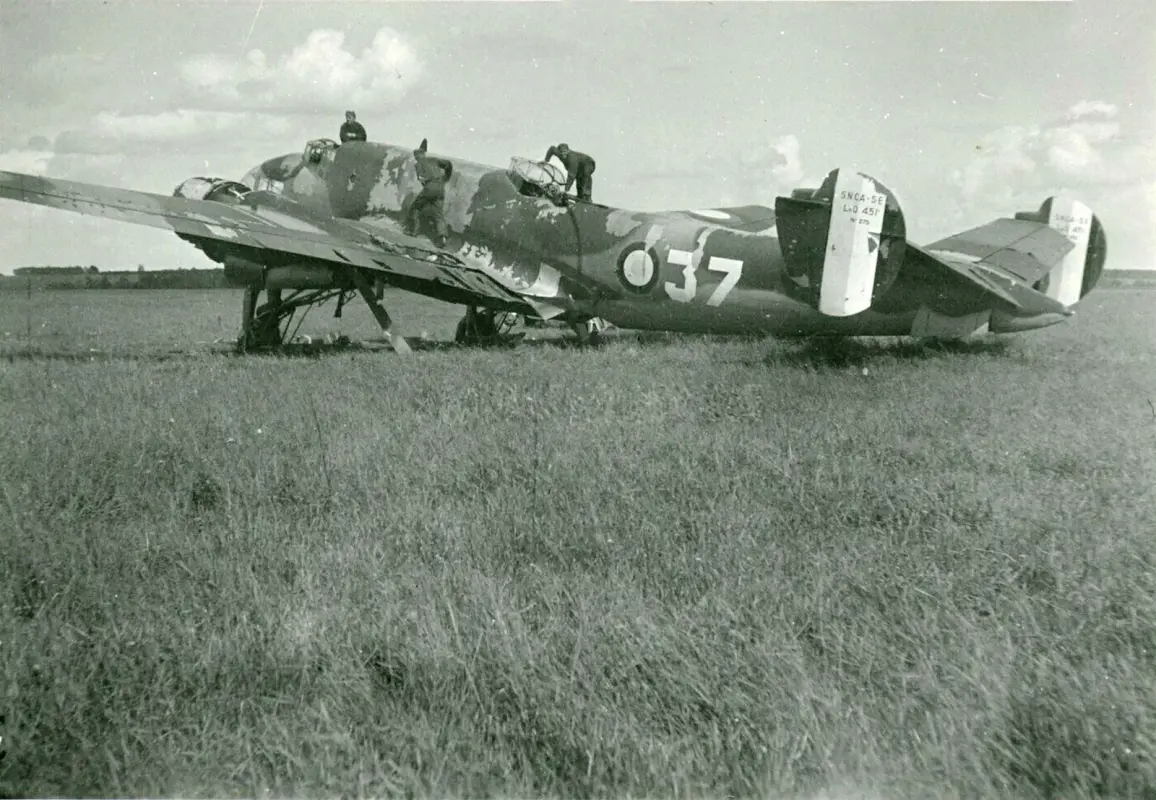 Avions francais captures par les allemands Le-O-451-no275-being-inspected-by-German-forces-France-Jun-1940