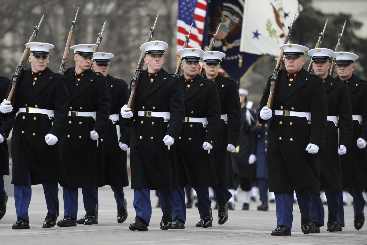 U.S._Marine_Parade_(Mondo_de_Scopatore)