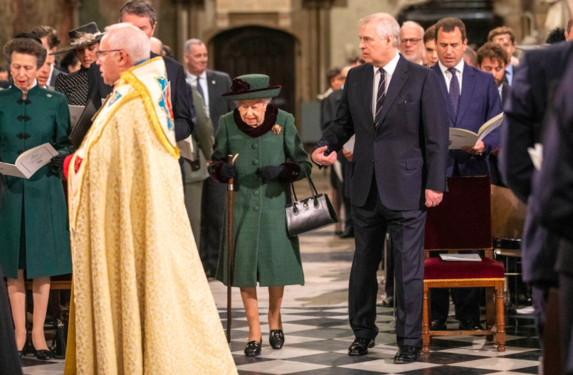 La reina Isabel II reaparece públicamente para conmemorar a Felipe de Edimburgo