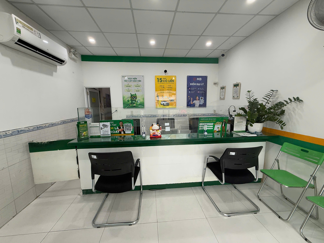Nhân viên F88 hỗ trợ tại phòng giao dịch 684 đường 23/10