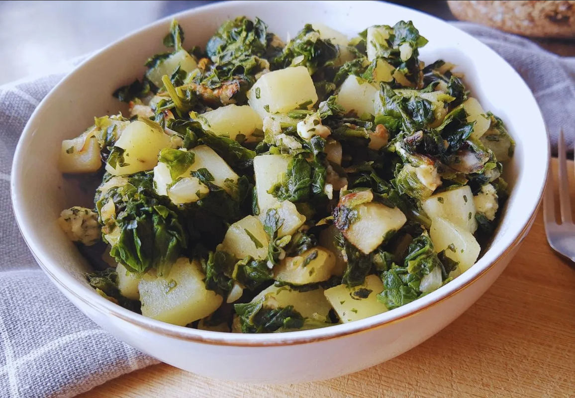 ¿Cena económica? Haz esta receta de espinacas con papas fácil y en minutos