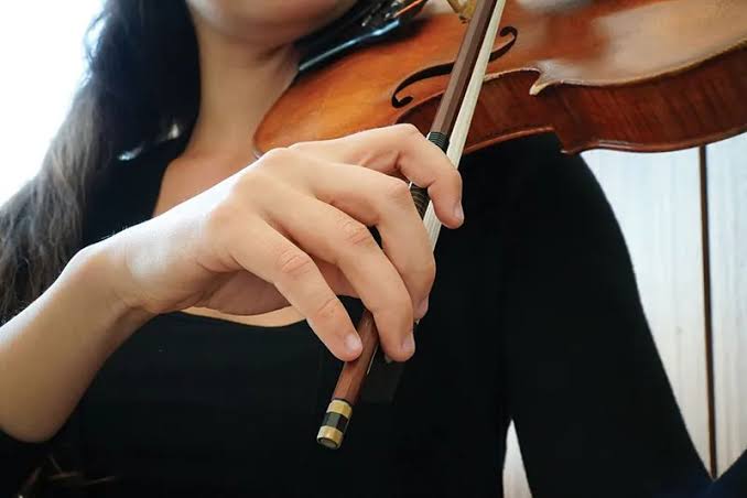 correct violin bow hold showing curved fingers