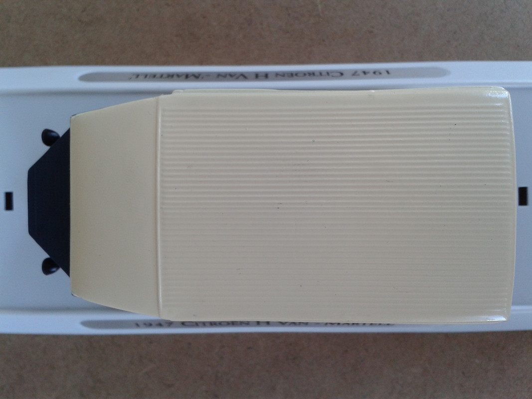 1947 Citroën Type H Van “Martell” (Matchbox) (8)