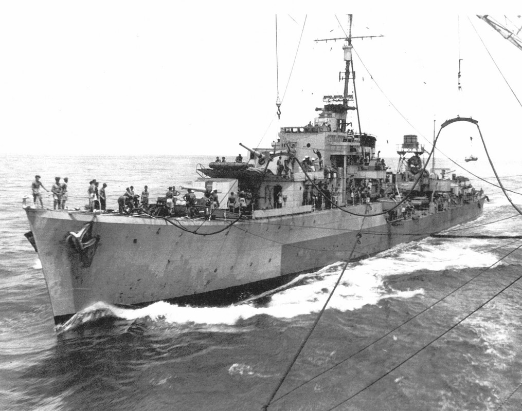 Quadrant (D.17) эаправляется топливом у берегов Японии, июль 1945