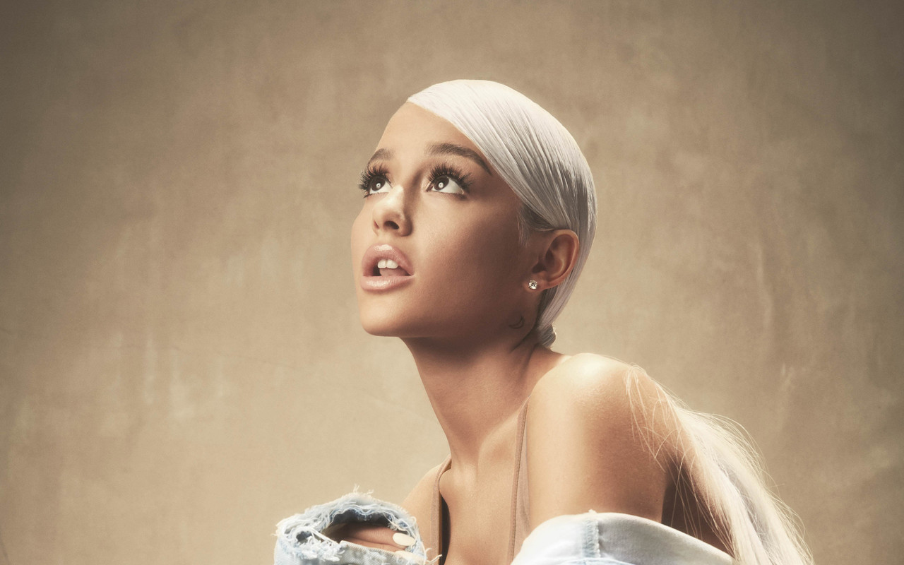 ariana-grande-2018-hollywood-superstars-american-singer