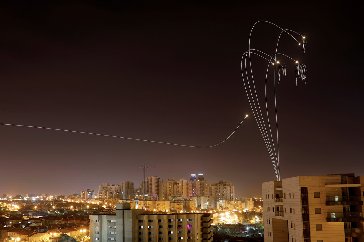 Israel-s-aerial-defense-system-fires-int