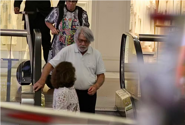 Screenshot-2024-11-06-at-07-18-40-Aos-83-anos-S-rgio-Chapelin-faz-rara-apari-o-ao-lado-da-mulher-em