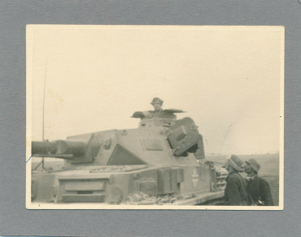 Wehrmacht Soldaten im Gespräch mit Panzerkommandant im Turm eine