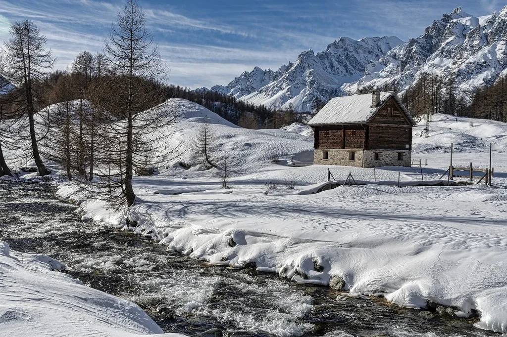 white-cabin-8579310-1280.webp
