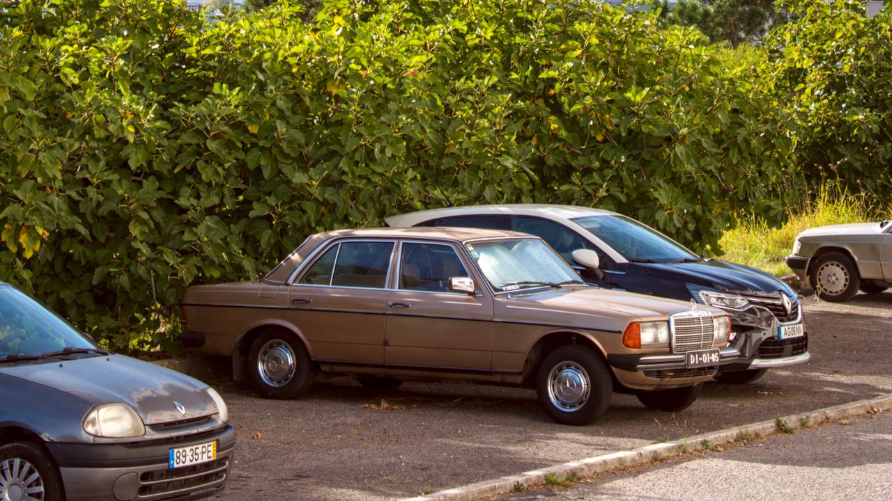 Mercedes W123 em Rio de Mouro
