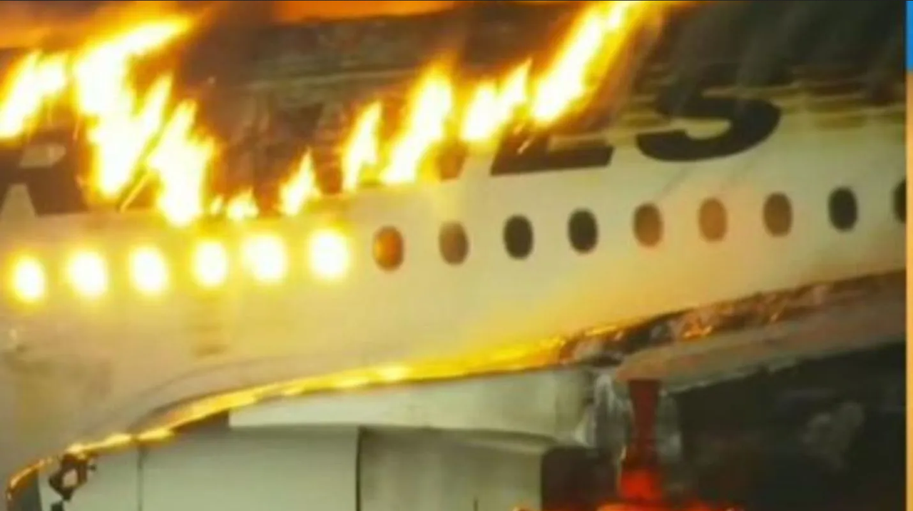 Mira como escaparon los pasajeros del avión que prendió en fuego en Japón