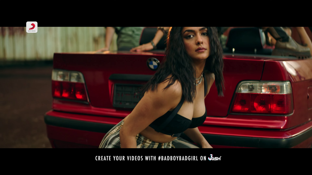 hot-show-of-mrunal-thakur-in-black-top