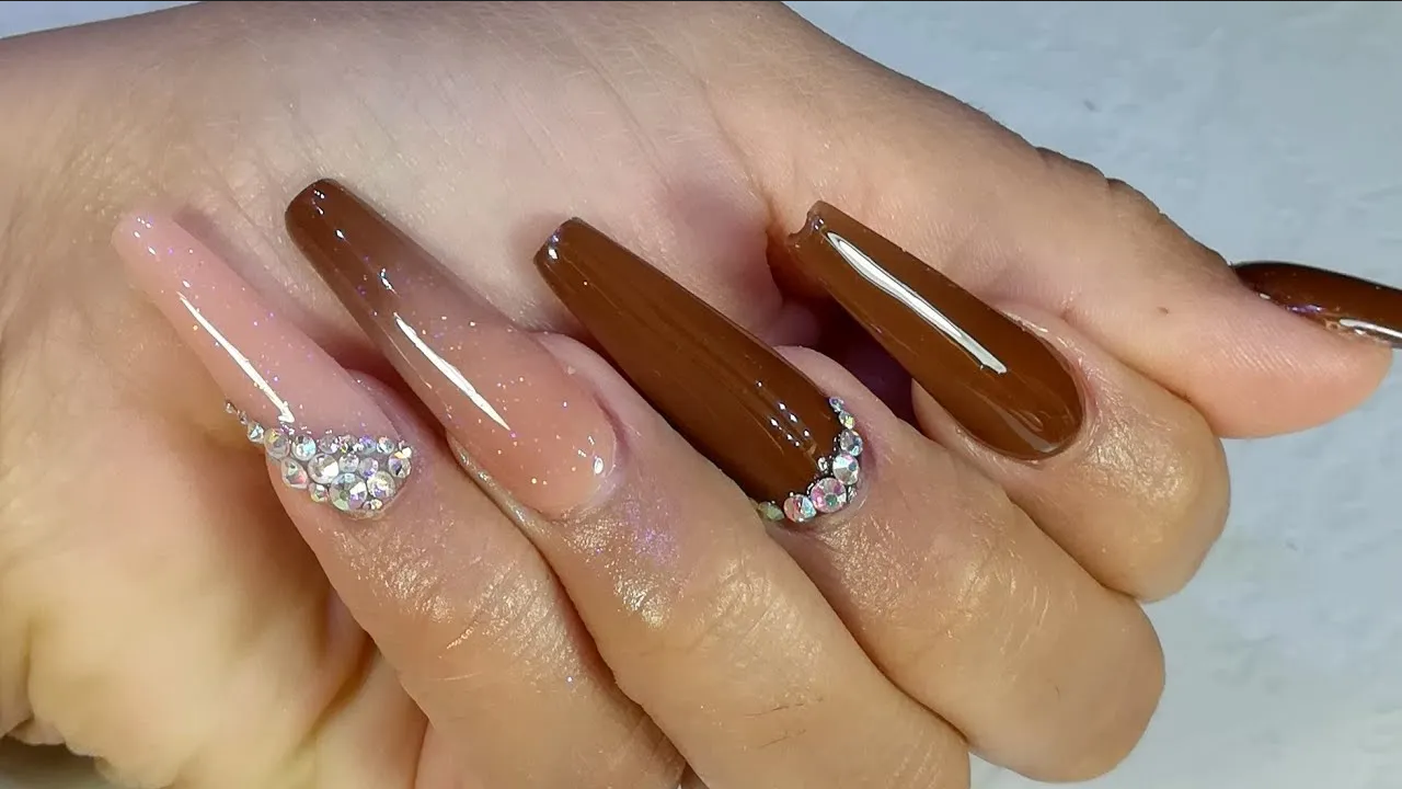 Diseños de uñas con esmalte café para lucir una manicura otoñal