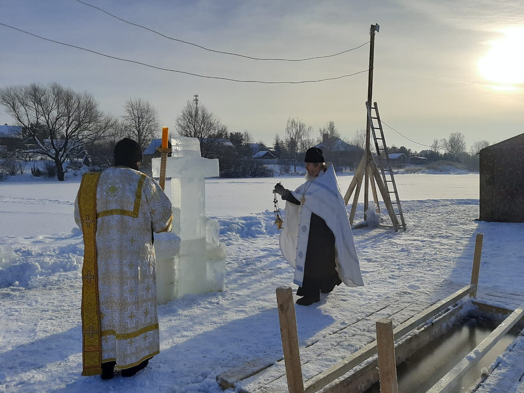 Когда в храме на крещение набирают воду