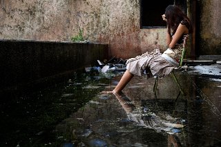 mươi - Thơ hoạ Nguyễn Thành Sáng & Tam Muội (1946) Lonely-girl-sitting-alone-heart-broken-and-upset-after-love-failure