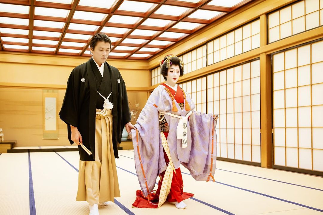 Syahrini dan Reino Barrack berdandan ala orang Jepang untuk merayakan anniversary pernikahan mereke ke-2.