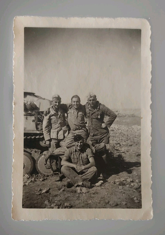 Foto Afrika Korps 4 Mann vor einem Panzer