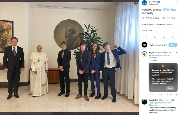 Elon Musk berpose bersama Paus Fransiskus dan keempat anaknya.